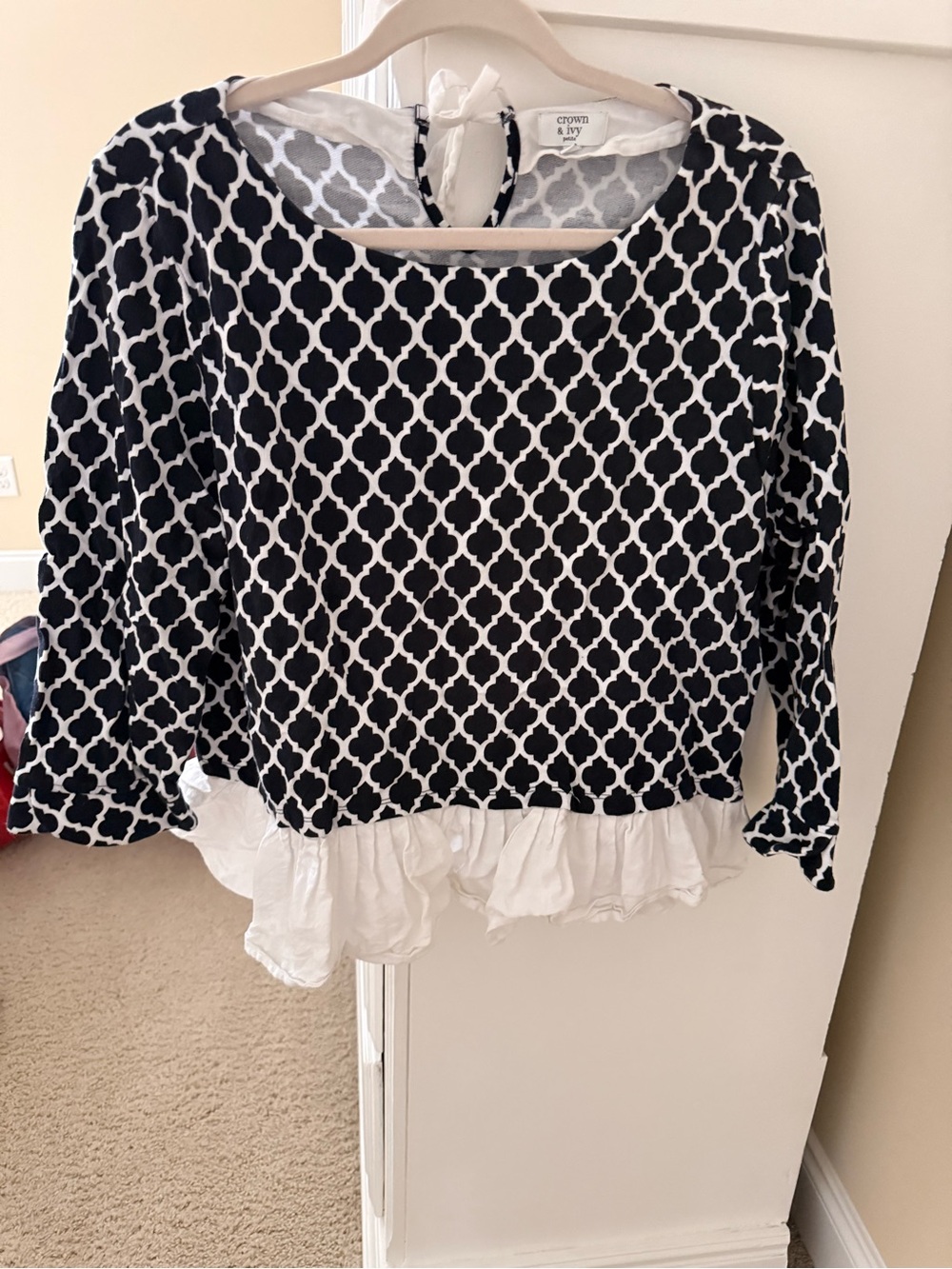 crown & ivy Black and White Geo-Print Ruffle-Hem Blouse